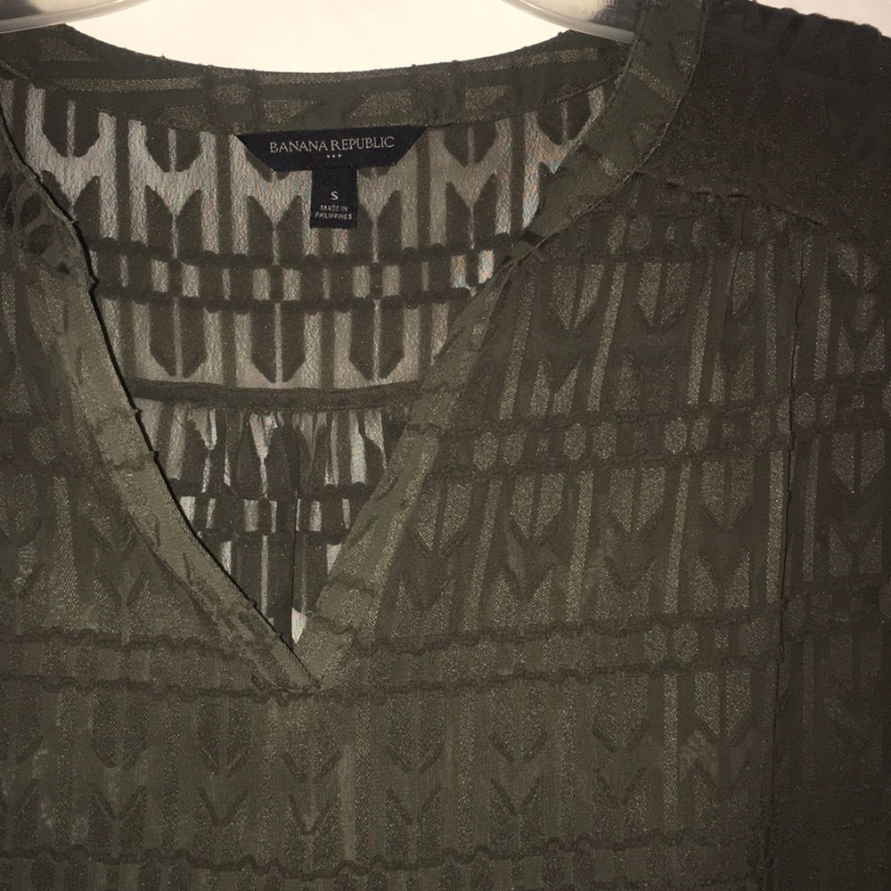 Sheer blouse with pretty detailing😍